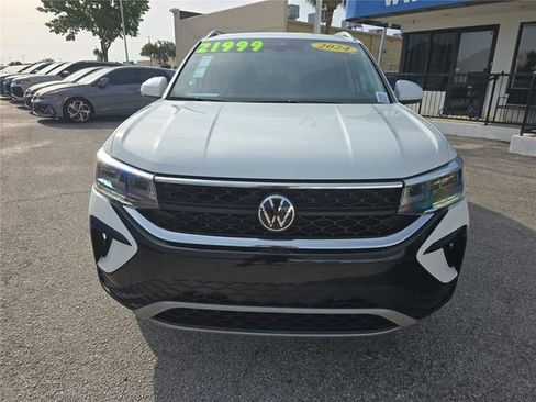 Used 2024 Volkswagen Taos SE w/ Panoramic Sunroof Package AWD/4WD image 2