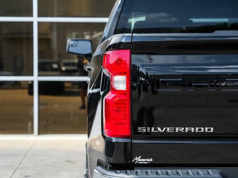 Used 2023 Chevrolet Silverado 1500 LT w/ Z71 Off-Road Package AWD/4WD image 14