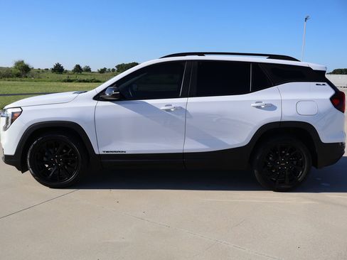 Used 2023 GMC Terrain SLE w/ Driver Convenience Package FWD image 2