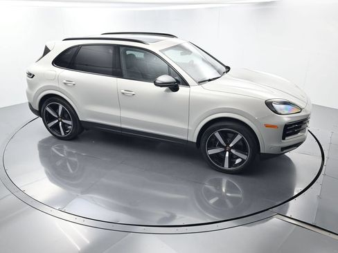 Certified 2025 Porsche Cayenne AWD/4WD image 42