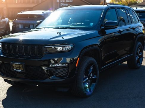 New 2025 Jeep Grand Cherokee Limited w/ Black Appearance Package image 4