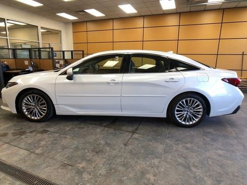Used 2019 Toyota Avalon Limited image 4