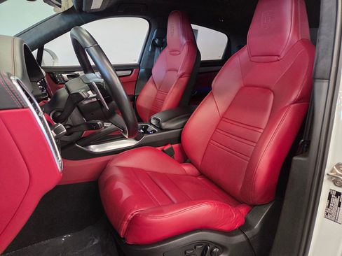 Certified 2023 Porsche Cayenne Turbo image 5