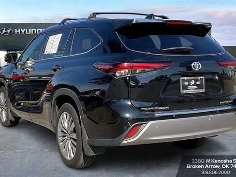 Used 2024 Toyota Highlander Platinum image 6