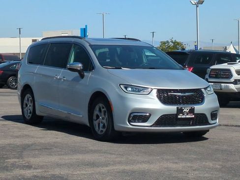 Used 2023 Chrysler Pacifica Limited FWD image 2