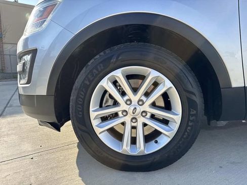 Used 2017 Ford Explorer XLT w/ Equipment Group 201A image 4