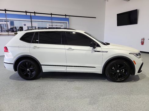 Certified 2023 Volkswagen Tiguan SE R-Line FWD image 2