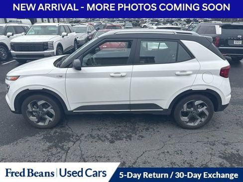 Used 2023 Hyundai Venue Limited image 6