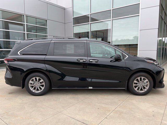 Used 2025 Toyota Sienna XLE w/ XLE Plus Package AWD/4WD image 8