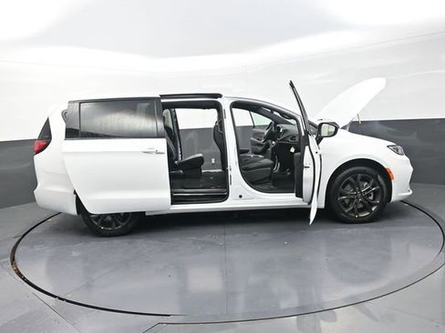 New 2026 Chrysler Pacifica Select image 33