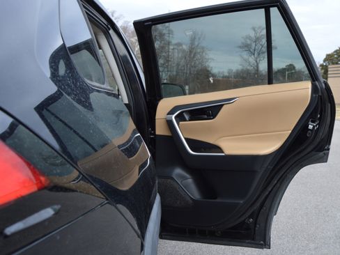 Used 2020 Toyota RAV4 LE image 18