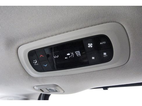 Used 2024 Chrysler Pacifica Limited FWD image 16