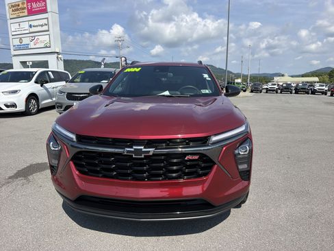 Used 2024 Chevrolet Trax RS w/ Sunroof Package FWD image 2