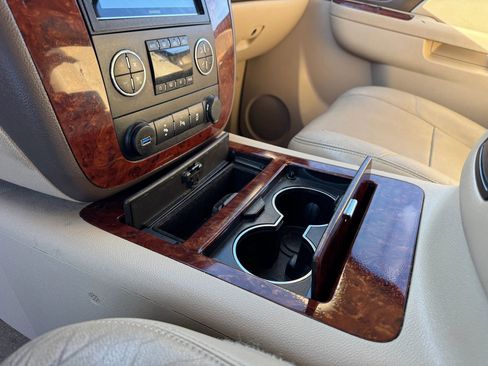 Used 2013 Chevrolet Avalanche LTZ image 18