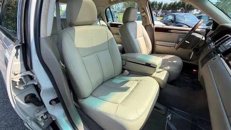 Used 2005 Lincoln Town Car Signature Limited RWD image 12