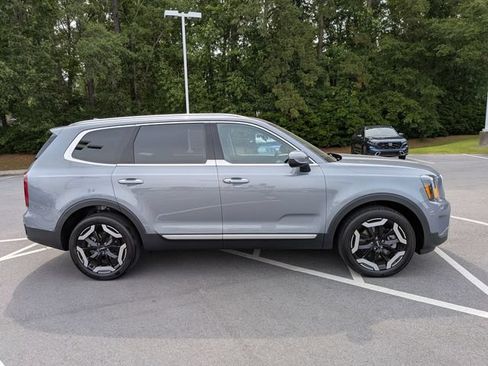Used 2024 Kia Telluride S FWD image 2