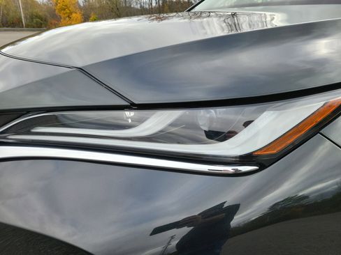 Used 2021 Toyota Venza LE image 9