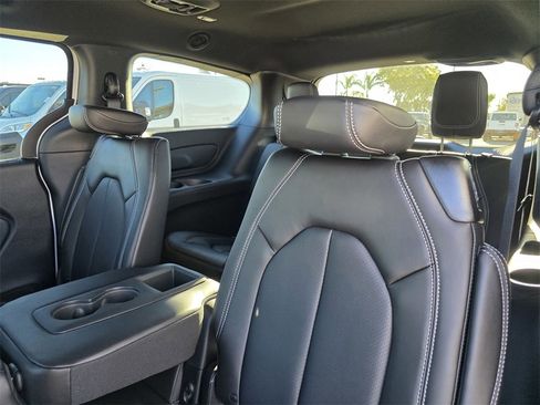 New 2026 Chrysler Pacifica Select image 9