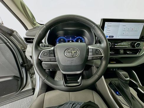 Used 2023 Toyota Highlander Platinum image 11