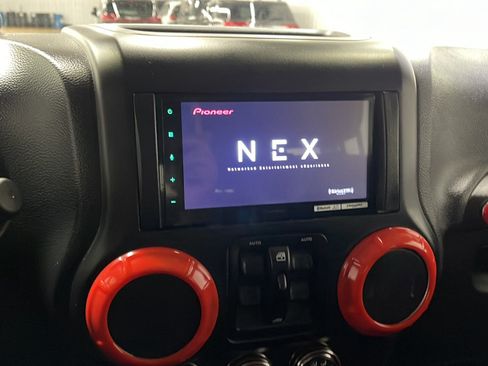 Used 2017 Jeep Wrangler Unlimited Sahara w/ Connectivity Group AWD/4WD image 8