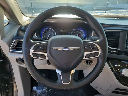 Used 2020 Chrysler Voyager Lxi image 23