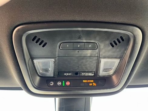 Used 2023 Chevrolet Traverse LT image 24