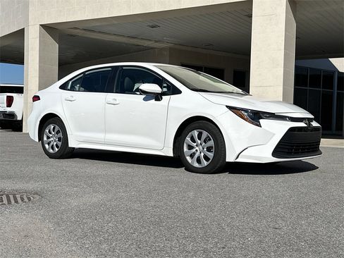 Used 2024 Toyota Corolla LE image 9