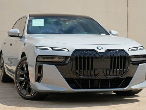 Used 2023 BMW 740i w/ Parking Assistance Package RWD image 4