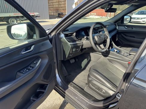 New 2025 Jeep Grand Cherokee Altitude image 9