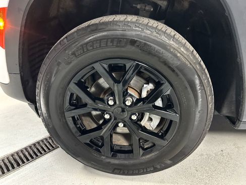 Used 2024 Jeep Grand Cherokee Altitude image 9