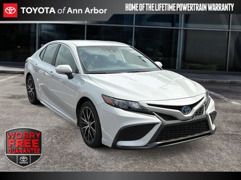 Used 2024 Toyota Camry SE FWD image 1