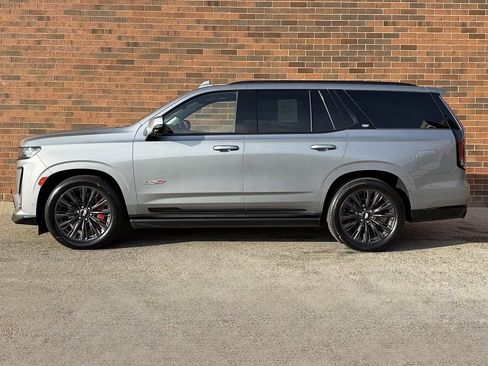 Used 2023 Cadillac Escalade V w/ LPO, ONYX Package image 2