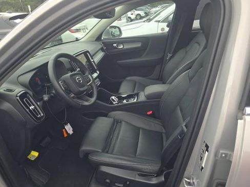 Certified 2025 Volvo XC40 B5 Plus image 4