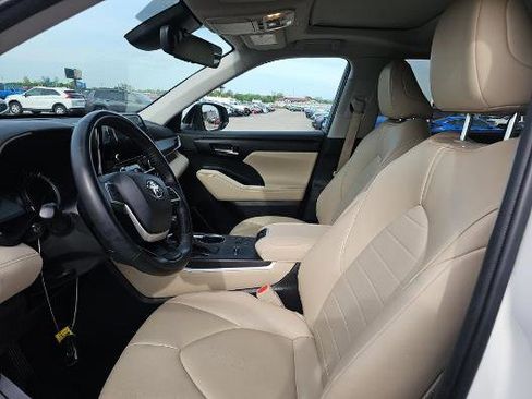 Used 2023 Toyota Highlander XLE FWD image 6