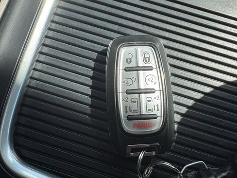 Used 2022 Chrysler Pacifica Touring-L FWD image 32