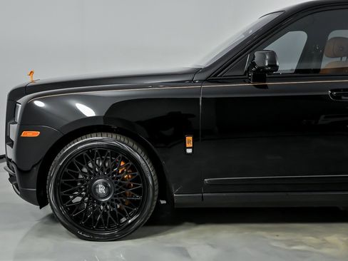 Used 2022 Rolls-Royce Cullinan w/ Dark Exterior Package image 7