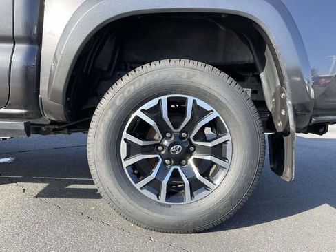 Used 2022 Toyota Tacoma TRD Sport w/ Technology Package image 9