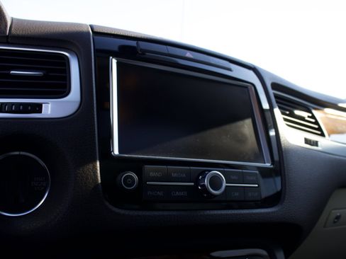 Used 2012 Volkswagen Touareg TDI image 21