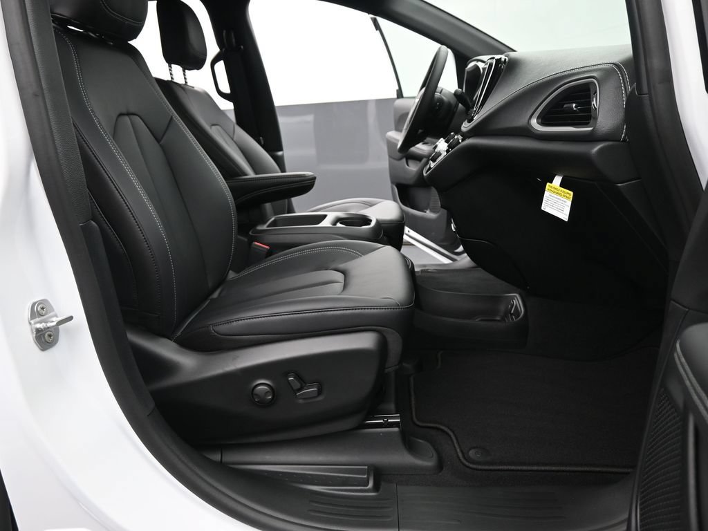 New 2026 Chrysler Pacifica Select FWD image 18