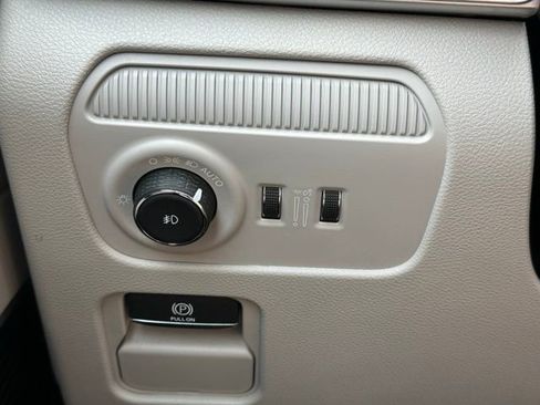 Used 2025 Jeep Wagoneer 4WD w/ Premium Group I image 16