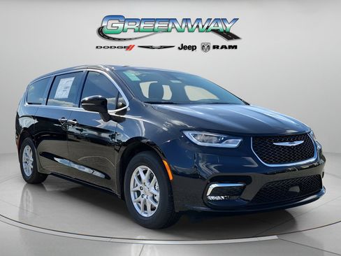 Used 2023 Chrysler Pacifica Touring-L FWD image 1