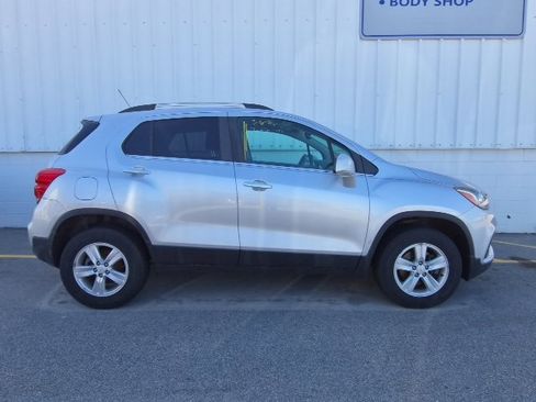 Used 2018 Chevrolet Trax LT w/ LT Convenience Package image 4