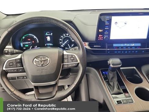 Used 2024 Toyota Sienna XLE image 18