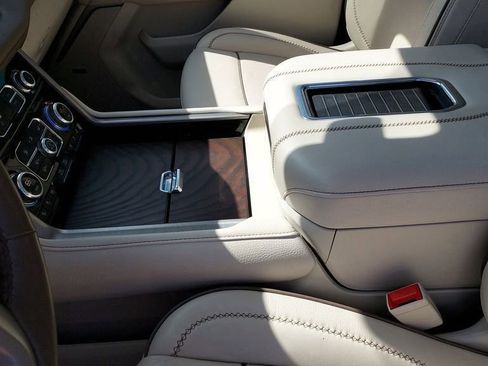 Used 2022 GMC Yukon XL Denali w/ Denali Premium Package image 21