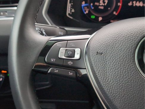 Used 2020 Volkswagen Tiguan SEL image 32