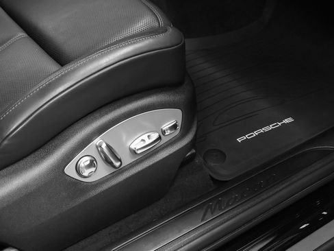 Certified 2024 Porsche Macan AWD/4WD image 20