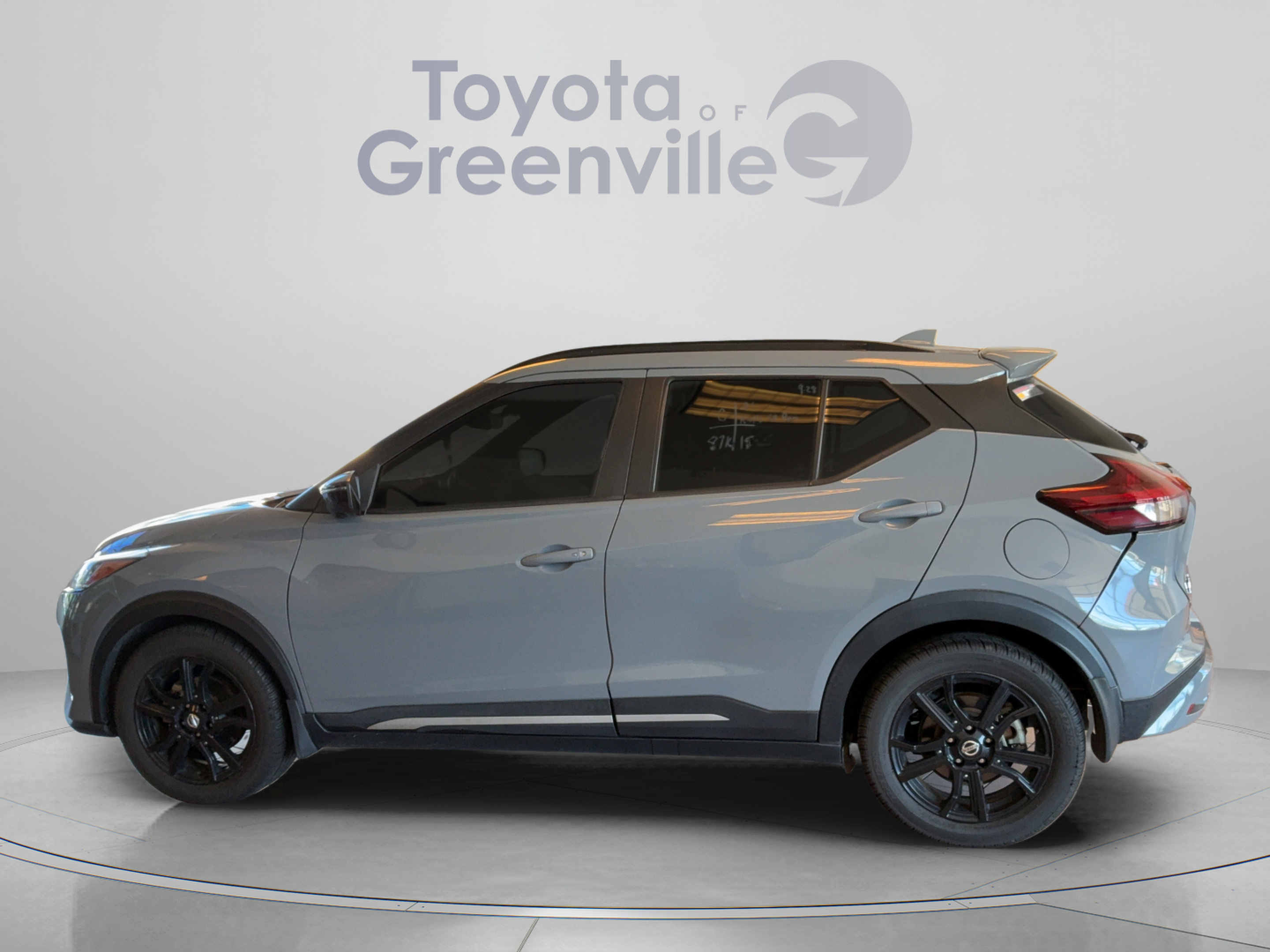 Used 2021 Nissan Kicks SR w/ SR Premium Package FWD image 2
