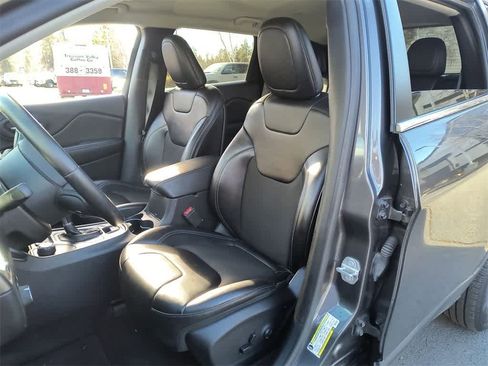 Used 2019 Jeep Cherokee Latitude Plus w/ Comfort/Convenience Group image 11