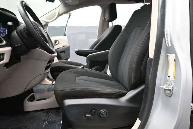 Used 2023 Chrysler Voyager LX FWD image 17
