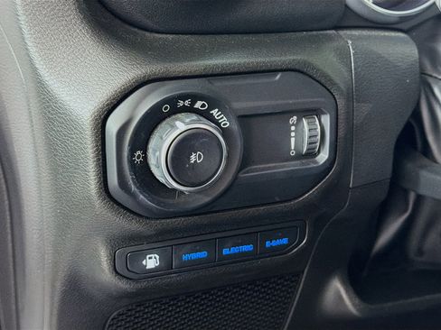 Used 2023 Jeep Wrangler Unlimited Sahara AWD/4WD image 17